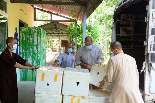 Continuing to support people in need in the Covid-19 pandemic of Hoang Phap Pagoda (series 4)